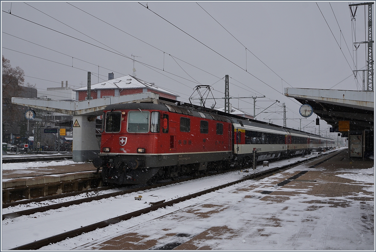 Die SBB Re 4/4 11134 hat in Singen von der ÖBB 1116 den IC Stuttgart - Zürich übernommen.
9. Dez. 2017
