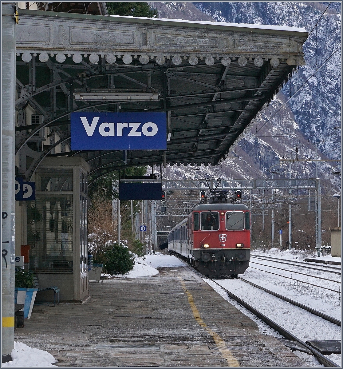 Die SBB Re 4/4 11194 erreicht mit ihrem IR 3318 von Domodossola nach Brig den Bahnhof Varzo, wird aber hier wie im Fahrplan vorgesehen, durchfahren.
14. Jan. 2017  