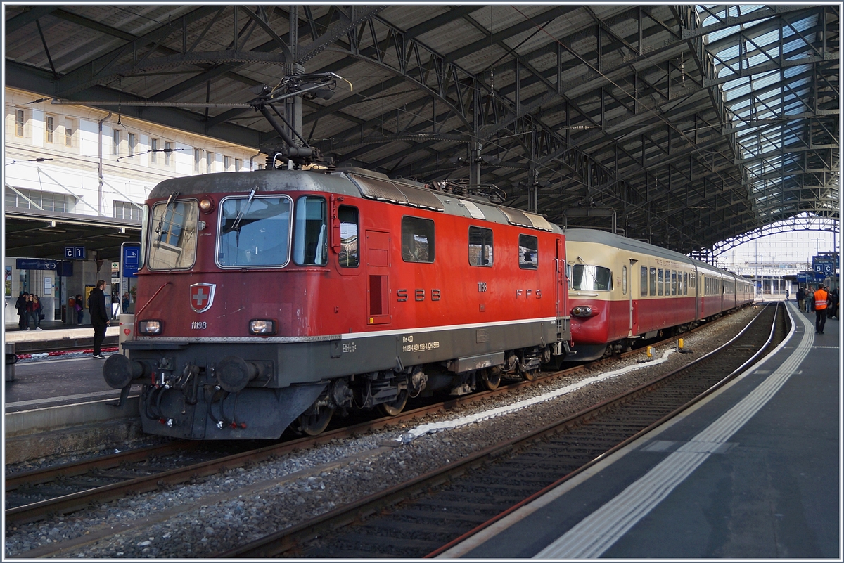 Die SBB Re 4/4 11198 (ETCS Vorspannlok) mit dem SBB RAe TEE II 1053 in Lausanne.

31. März 2019