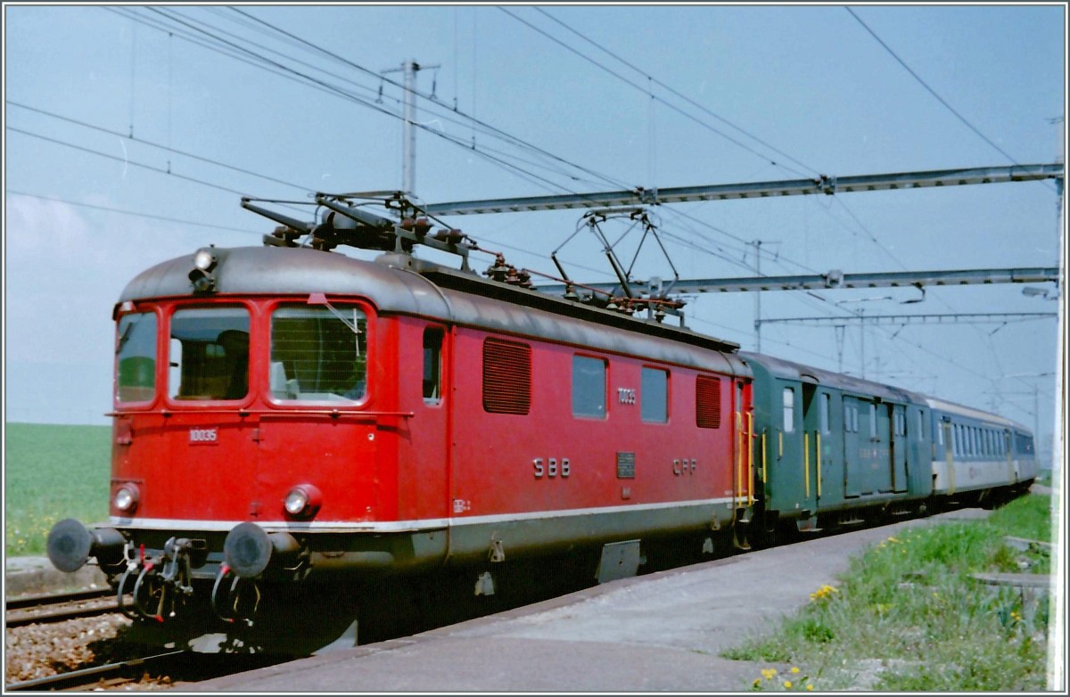 Die SBB Re 4/4 I 10035 mit einem Regionalzug in Arnex.
Scan/Mrz 1995