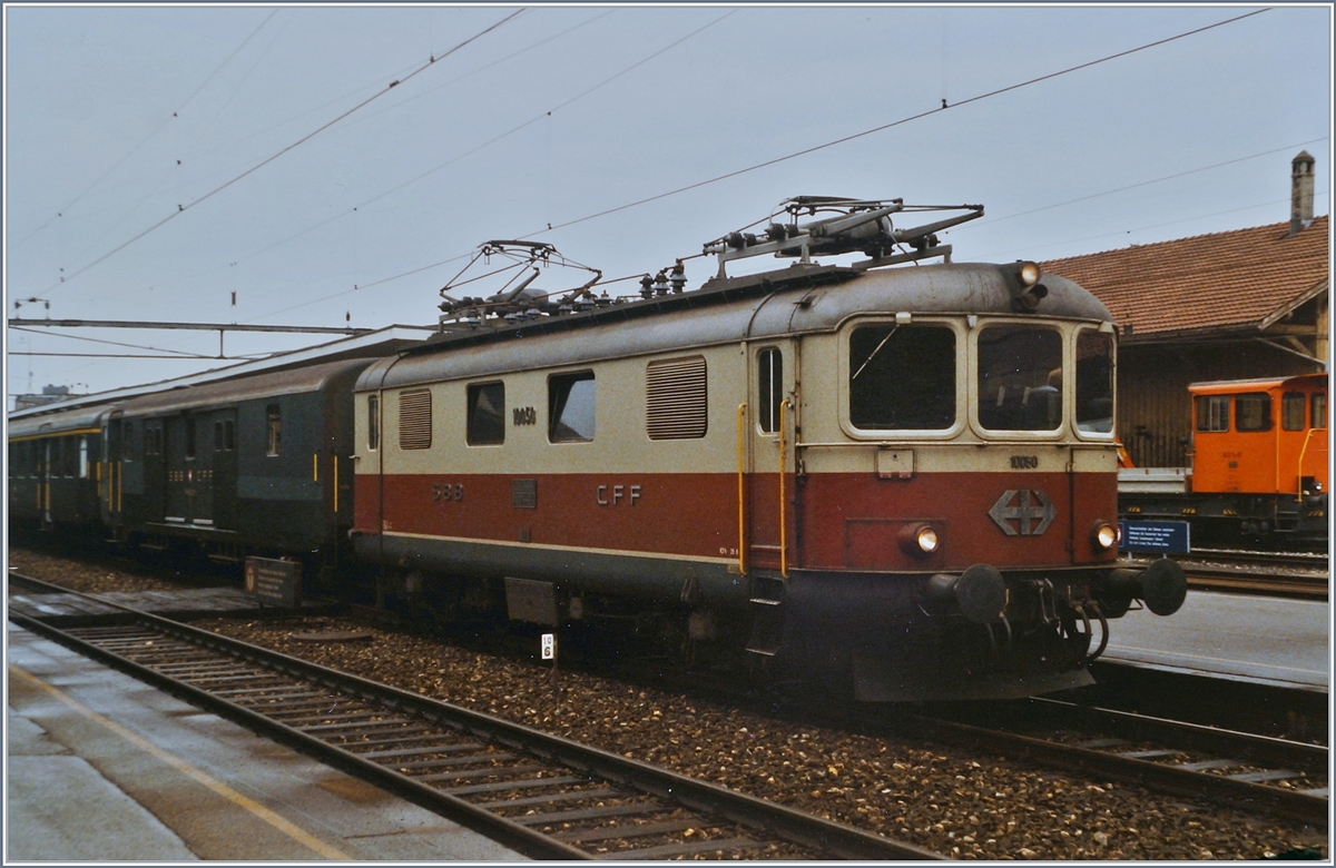 Die SBB Re 4/4 I 10050 mit dem Schnellzug 615 beim Halt in Grenchen Nord.

4. August 1984
