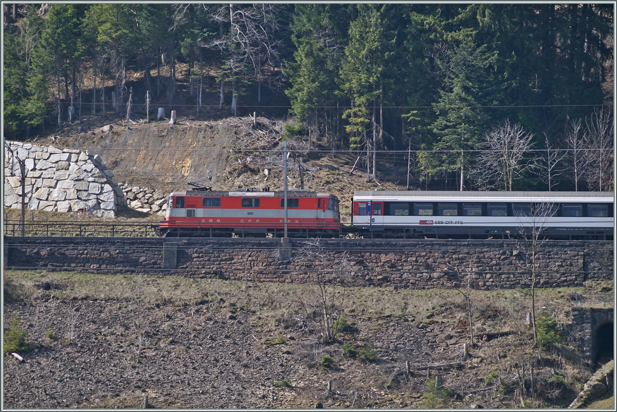 Die SBB Re 4/4 II 11109 mit einem IR nach Locarno auf der oberent Strecke bei Wassen (km 66).
21. März 2014