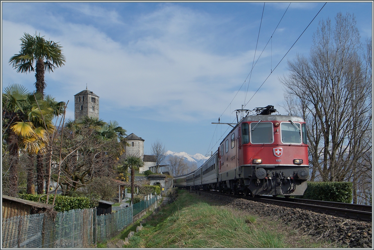Die SBB Re 4/4 II 11198 mit dem IR 2319 kurz vor dem Ziel in Locarno.
18. März 2015