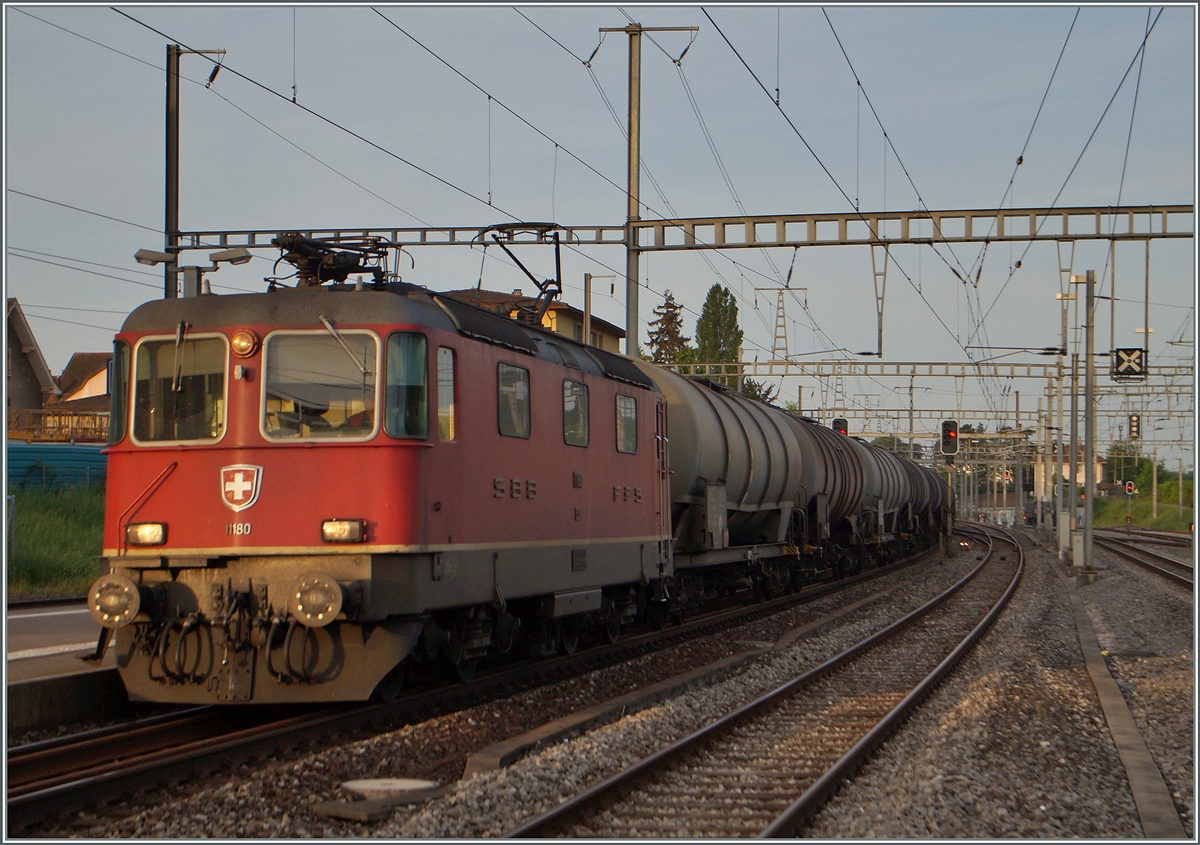Die SBB Re 4/4 II 11180 mit einem Güterzug in Morges. 
12. Mai 2015