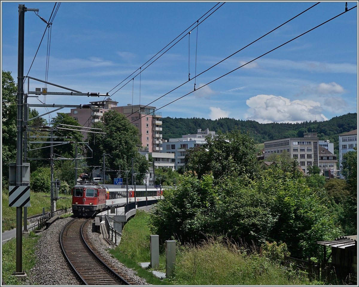 Die SBB Re 4/4 II 11135 fährt mit ihrem IR 2823 von Schaffhausen nach Zürich in Neuhausen am Rheinfall durch. 
18. Juni 2016