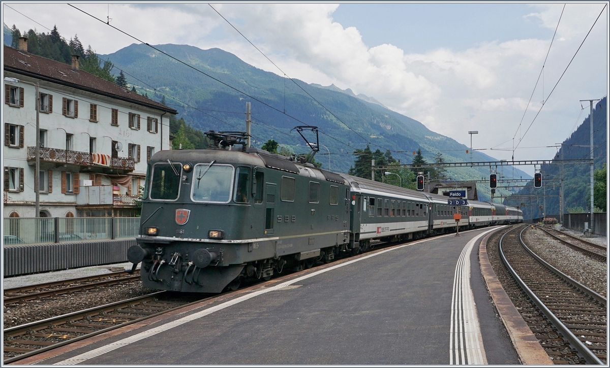 Die SBB Re 4/4 II 11161 erreicht mit einem  Gotthard-IR  Faido.
21. Juli 2016