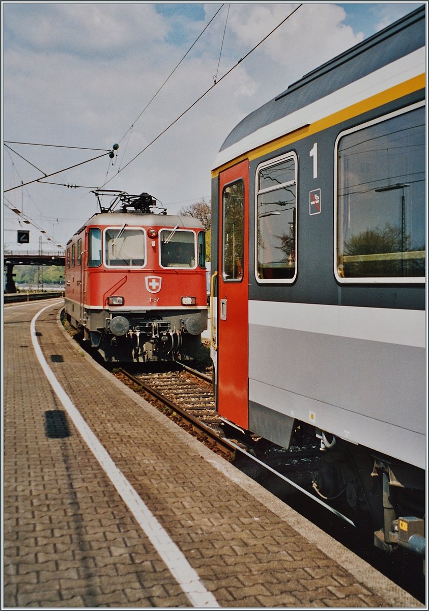Die SBB Re 4/4 II 11197 übernimmt in Lindau Hbf einen EC zur Weiterfahrt nach Zürich. 

Analogbild vom Frühjahr 2003