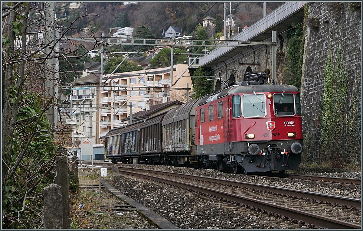 Die SBB Re 4/4 II 11252 (Re 420 252-9) in der  SwissPass  Werbe-Lackierung mit einem Güterzug bei Veytaux-Chillon. 

23. Dez. 2020