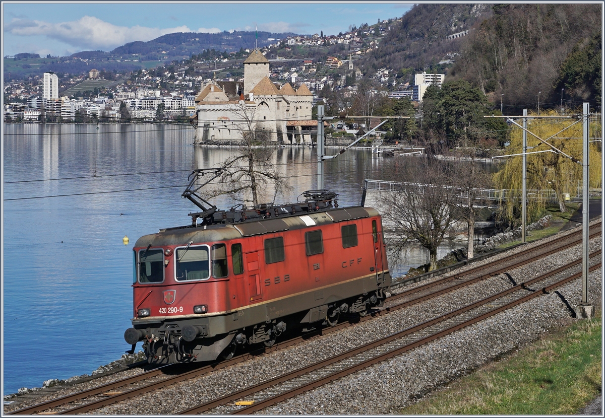 Die SBB Re 4/4 II 11290 (Re 420 290-9) ist beim Château de Chillon als Lokzug in Richtung Lausanne unterwegs. 

4. März 2020