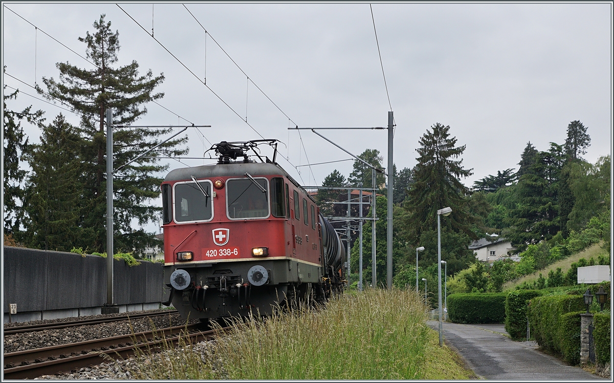 Die SBB Re 4/4 II 11338  (Re 420 338-0) ist mit einem Güterzug in Richtung Wallis zwischen Clarens und Montreux unterwegs. 

15. Mai 2020