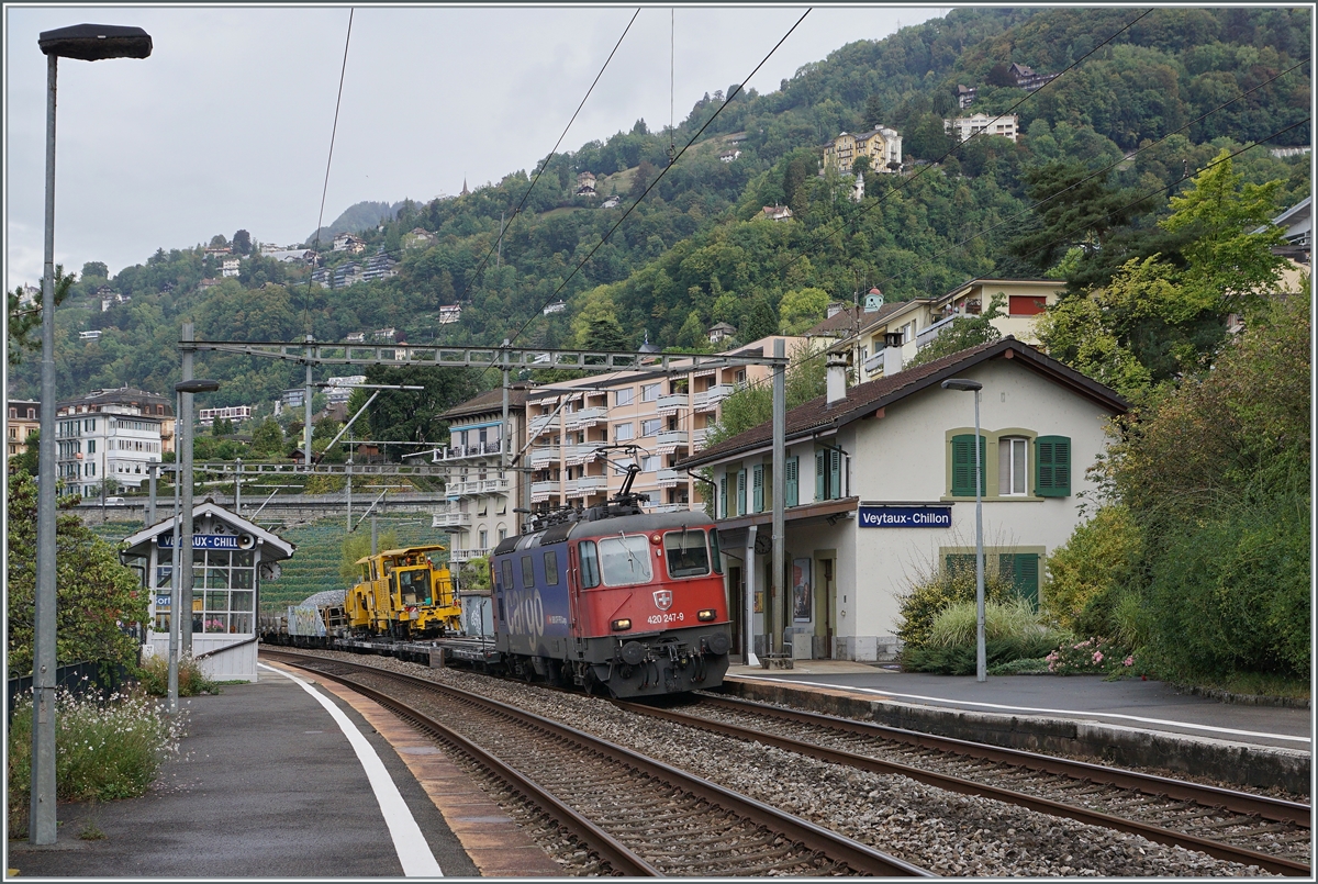 Die SBB Re 4/4 II 11247 (Re 420 247-9) mit einem Güterzug bei der Durchfahrt in Veytauy-Chillon.

23. Sept. 2020