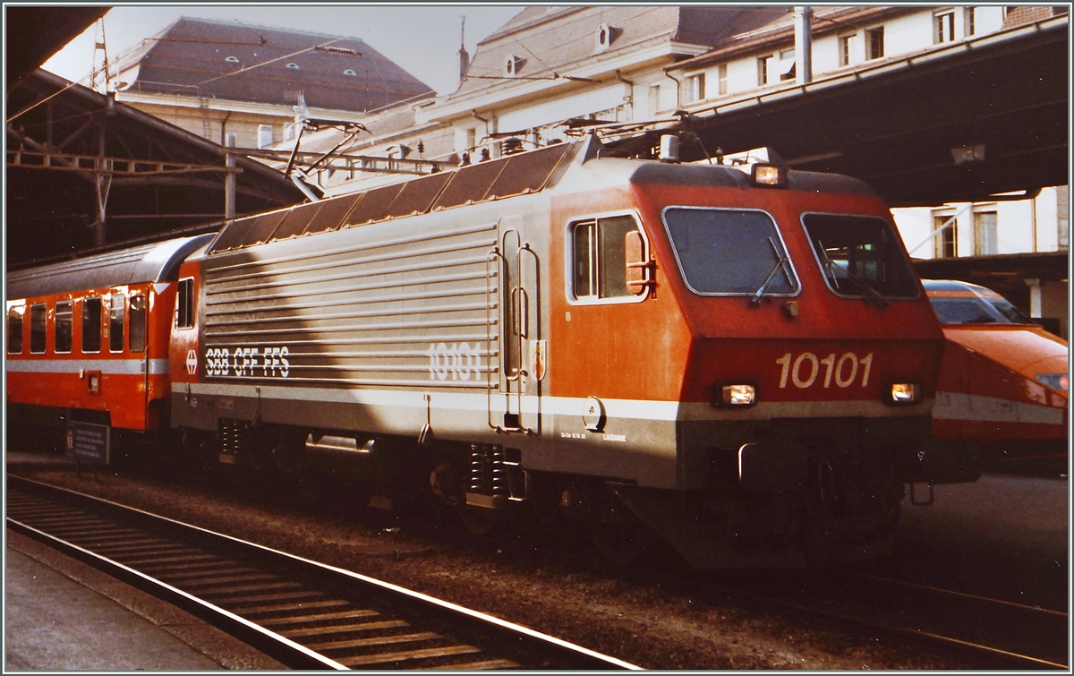 Die SBB Re 4/4 IV 10101 mit dem IC 355  Lemano  von Genève nach Milano beim Halt in Lausanne.
2. Sept 1984