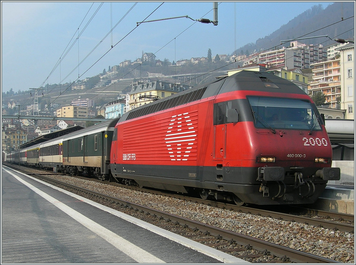 Die SBB Re 460 000-3 mit einem bunten IR in Montreux. 
19. März 2006