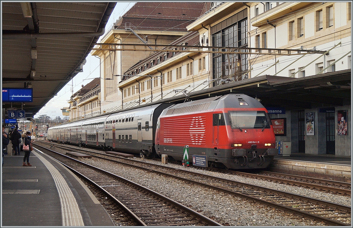 Die SBB Re 460 004-5 mit einem IR15 von Genève nach Luzern beim Halt in Lausanne. An zweiter Stelle ist ein neu revidierter Doppelstockwagen (A 50 85 16 94 043-5 CH-SBB) zu erkennen. 

7. Dez. 2020