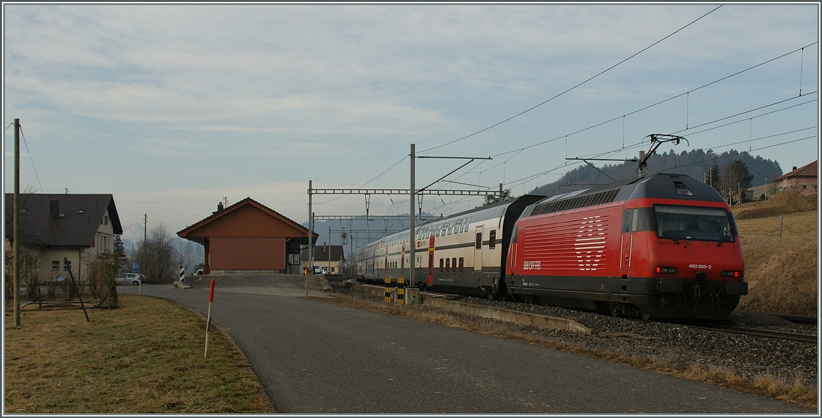 Die SBB Re 460 005-2 im alten Bahnhof von Siviriez. 
12. März 2012 