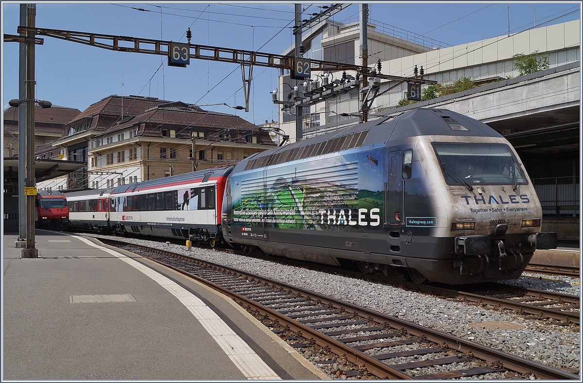 Die SBB Re 460 005-2  Thales  wartet in Lausanne mit dem neuen  Infrastukurdiagnose -Wagen (UIC X 99 85 93-61 247-1 CH SBBI) und einem Bt auf die Abfahrt.
28. Mai 2018