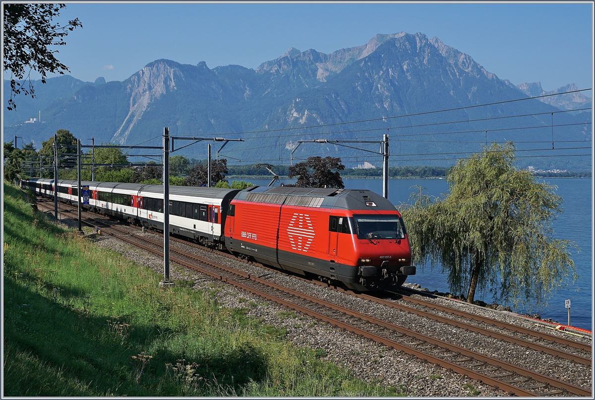 Die SBB RE 460 007-5 mit einem IR auf der Fahrt nach Genève Aéroport kurz nach Villeneuve.

3. Aug. 2018