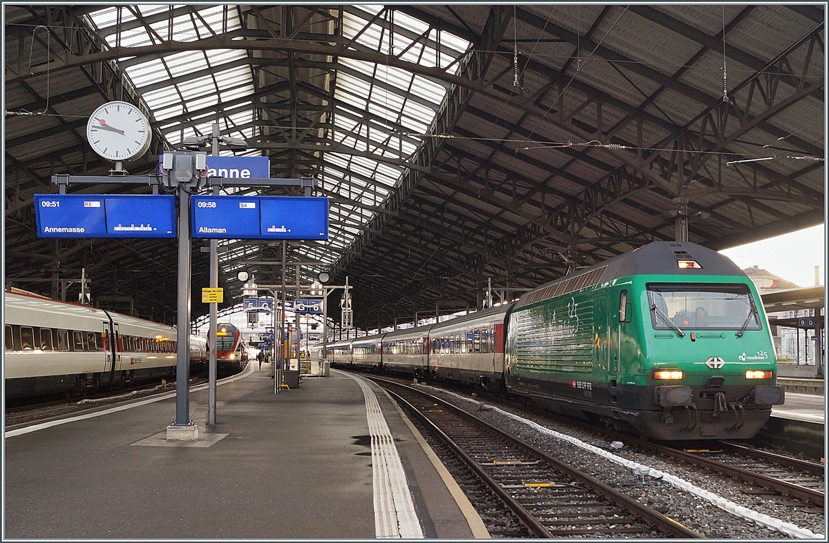 Die SBB Re 460 007  Vaudoise assurances  mit ihrem IR 90 von Brig nach Genève Aéroport beim Halt in Lausanne.

30. Dez. 2020