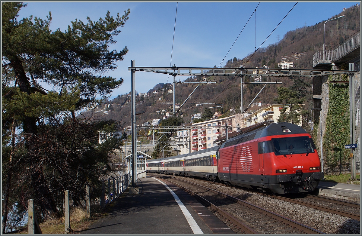 Die SBB Re 460 024-3 beim Haltepunkt Veytyaux-Chillon.
03.03.2015