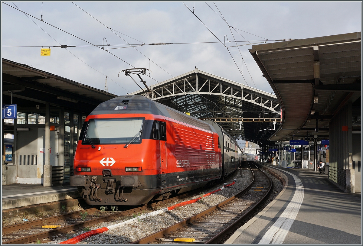 Die SBB Re 460 033-4 als Schublok eines IC1 beim Halt in Lausanne. 

4. Juli 2021