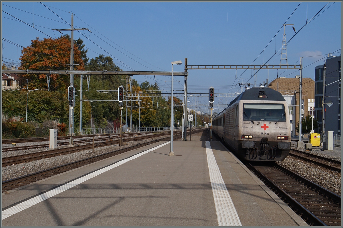 Die SBB Re 460 041-7 red cross erreicht mit einem IR nach Genève nun Morges.
20. Okt. 2015