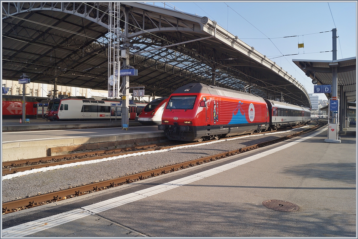 Die SBB  Re 460 058 (UIC 91 85 4 460 058-1 CH-SBB)  100 Jahre Zirkus KNIE  mit ihrem IR 90 1814 beim Halt in Lausanne. 

9. Dez. 2019