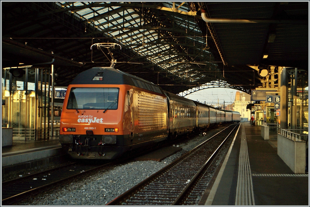 Die SBB Re 460 063-1 wirbt für die Fluglinie  easyx jet . 
Lausanne, den 2. Nov. 2014