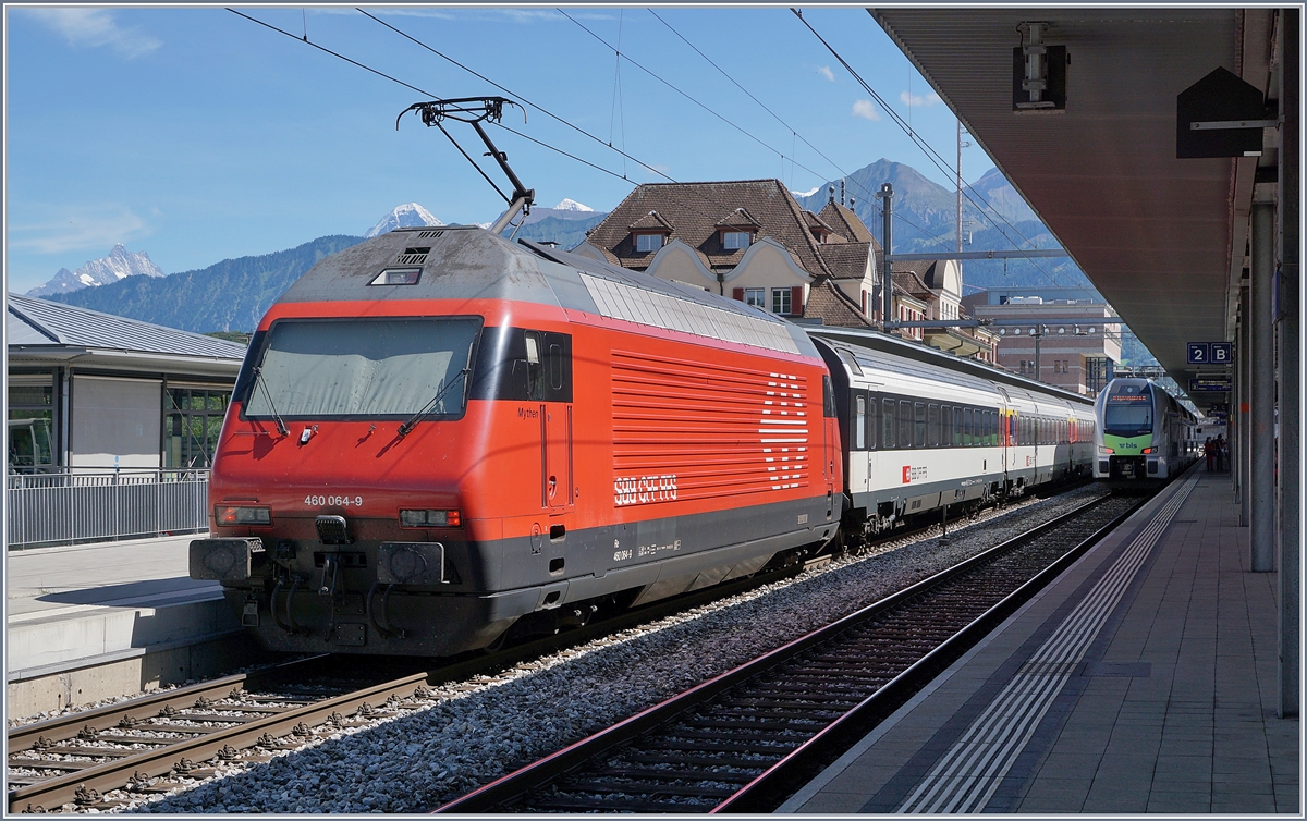 Die SBB Re 460 064-9 beim Halt in Spiez mit einem IC nach Interlaken Ost.

19. Aug. 2020