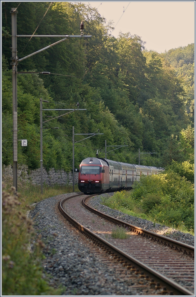 Die SBB Re 460 070-6 mit einem IR auf der  Alten Hauensteinlinie  infolge Bauarbeiten bei Tecknau auf der Fahrt Richtung Basel SBB. 


18. Juli 2018