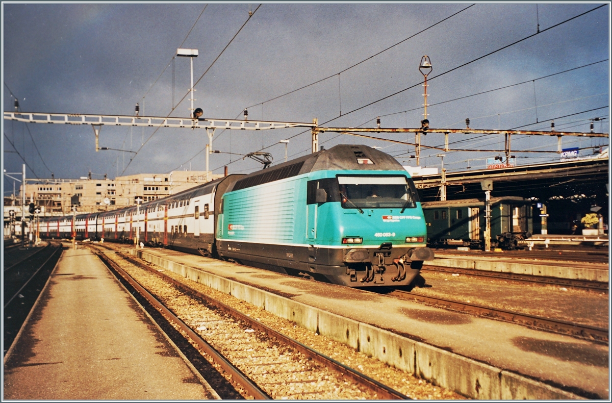 Die SBB Re 460 083-9 in ihrer ursprünglich geplanten CARGO-Farbgebung in Basel SBB. 

Februar 2000
