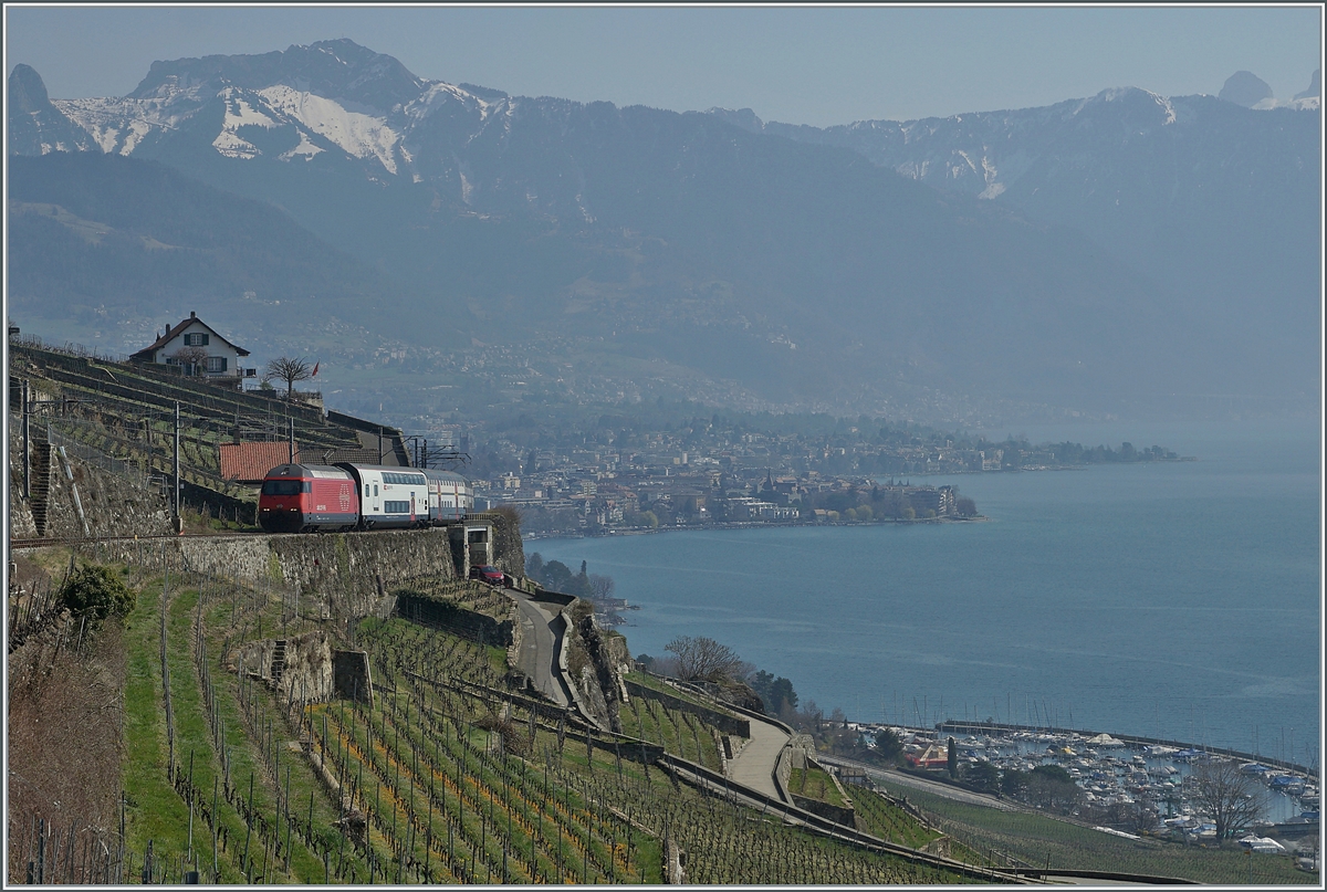 Die SBB Re 460 092-9 ziert mit ihrem Dosto 2000 RE 30266 von St-Maurice nach Genève Aéroport die Landschaft des Lavaux oberhalb von St-Saphorin. 

20. März 2022
