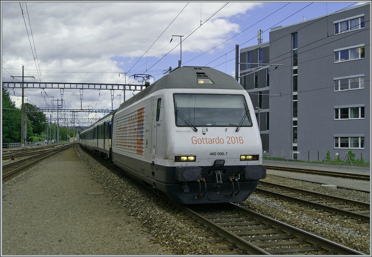 Die SBB Re 460 098-7  Biasca  wirbt für den Gotthard-Bassis Tunnel. 
Morges, den 27. Juli 2015