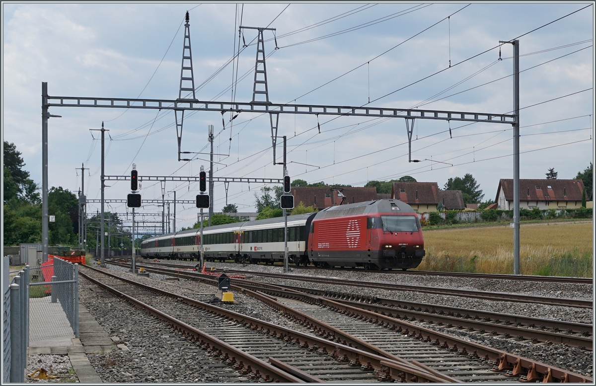 Die SBB Re 460 098-7 mit ihrem IR15 von Genève nach Luzern bei der Durchfahrt in Coppet.

28. Juni 2021