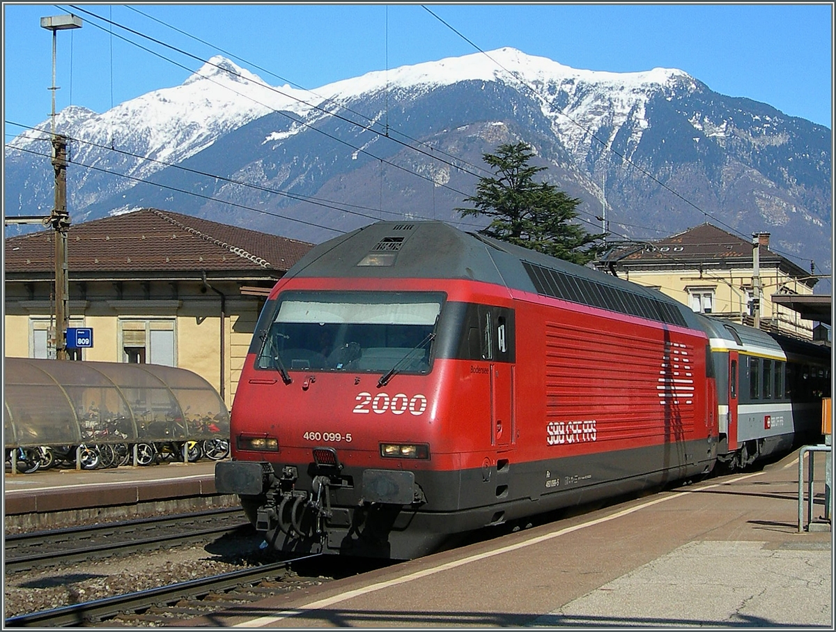 Die SBB Re 460 099-5 in Bellinzona. 
13. März 2006 