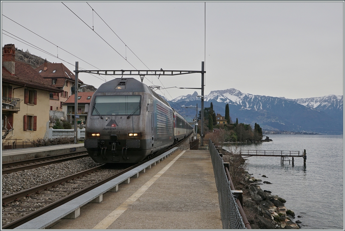 Die SBB Re 460 107-6 wirbt für den Gotthard Basis Tunnel, hier mit einem IR bei der Durchfahrt in St-Saphorin.
22. Feb. 2016