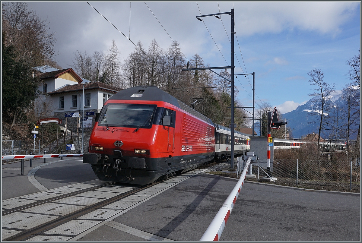 Die SBB Re 460 110 (UIC 91 85 4 460 110-0 CH-SBB) mit ihrem IC61 1070 nach Basel SBB den Bahnhof von Interlaken Ost verlassen, die Aare überquert und fährt nun an der Talstation der Harder Standseil Bahn in Richtung Interlaken West.

17. Februar 2021