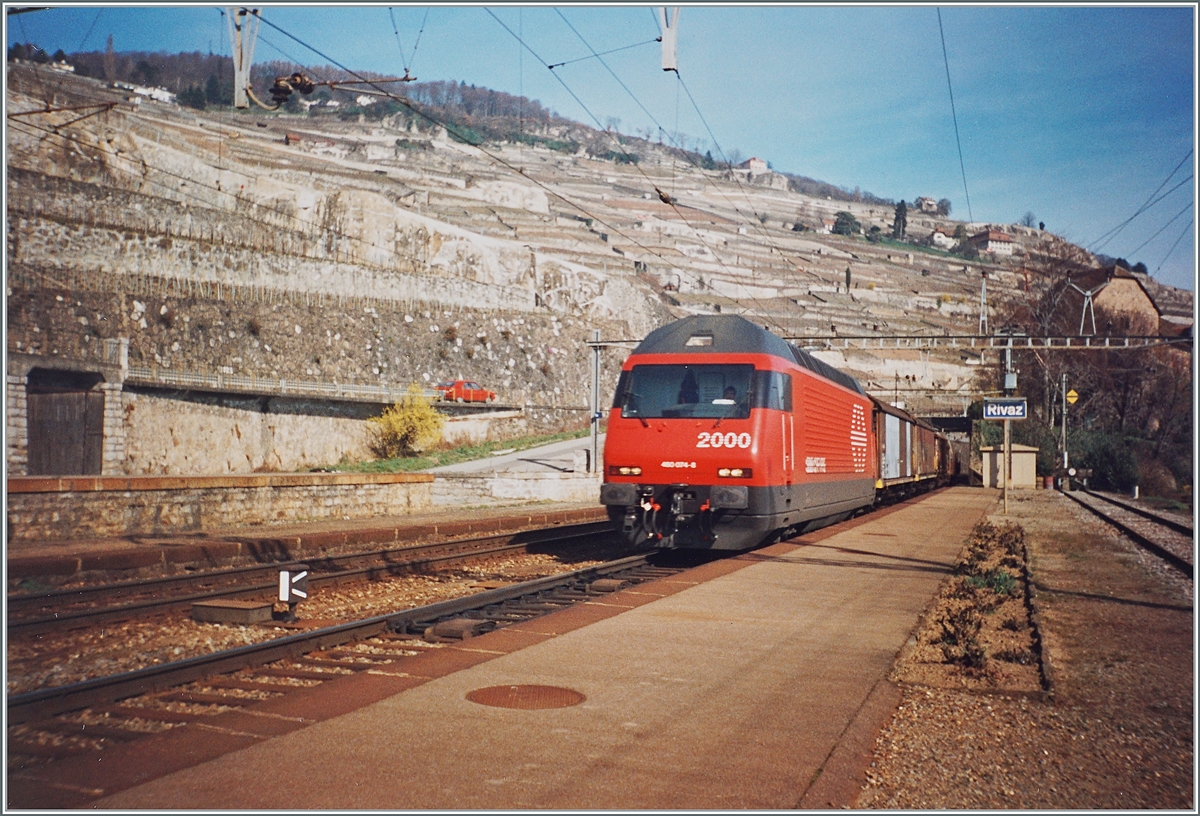 Die SBB Re 460 war als Mehrzwecklok geplant und gebaut und zog am Anfang auch Güterzüge, wie dieses Analog Bild der Re 460 074-8 mit einem Güterzug auf der Fahrt in Richtung Lausanne bei der Durchfahrt in Rivaz zeigt. 

Analogbild vom März 1994