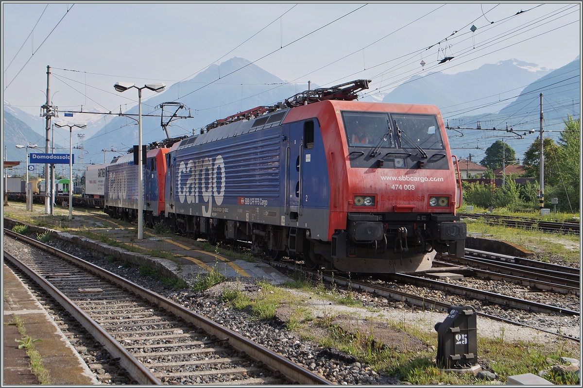 Die SBB Re 474 017 und 003 in Domodossola. 
13. Mai 2015