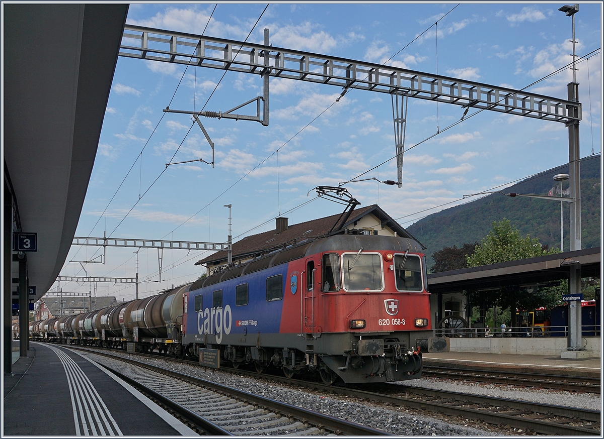 Die SBB Re 620 058-8 wartet mit einem Kesselwagenzug in Oensingen auf die Weiterfahrt.

10. August 2020