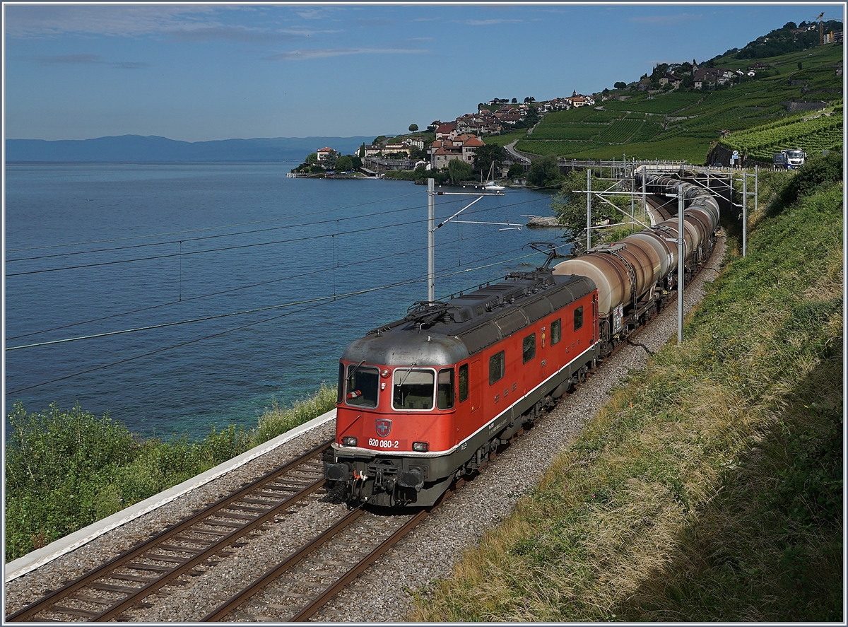 Die SBB Re 620 080-2  Möhlin  mit einem Kesselwagenzug auf dem Weg Richtung Wallis kurz vor St-Saphorin. 

1. Juli 2020