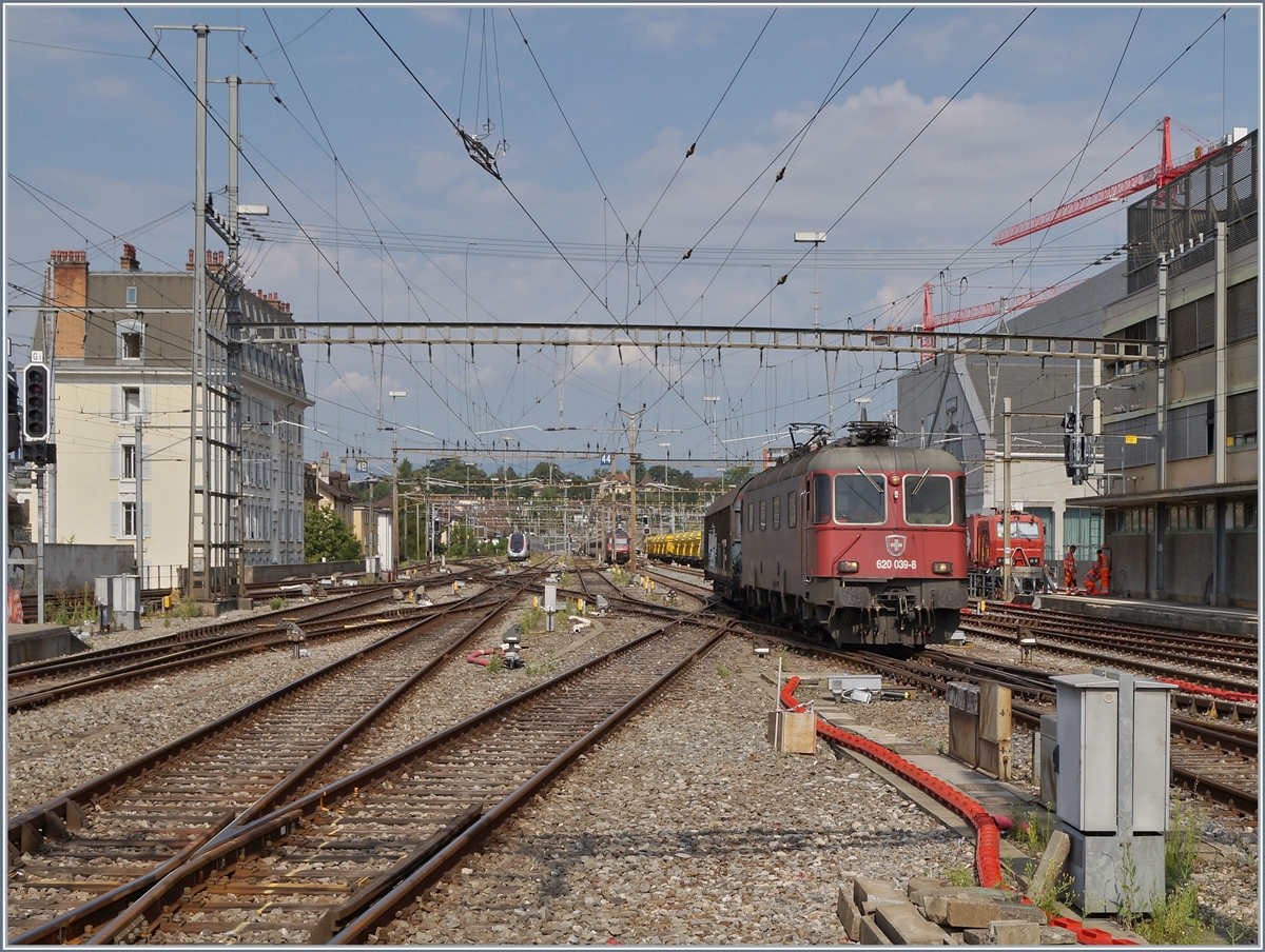 Die SBB Re 620 39-8  Murten  erreicht mit einem Güterzug in Richtung Wallis den Bahnhof von Lausanne. 21. Juli 2020