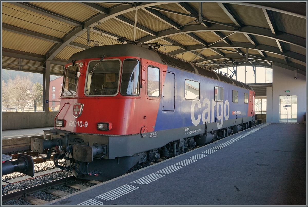 Die SBB Re 6/6 11610 (Re 620 010-9)  Spreitenbach hat den aus Fans-u Wagen bestehenden Güterzug 69701 von Lausanne-Triage nach Le Brassus gebracht und wartet und im Bahnhof von le Brassus auf die Rückleistung am Nachmittag. 

24. März 2022