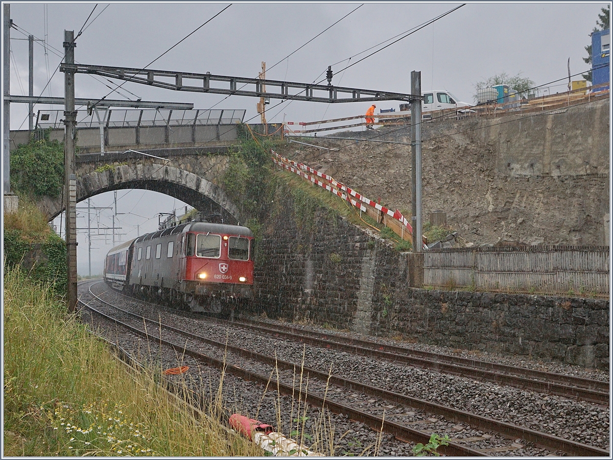 Die SBB Re 6/6 11634 (Re 620 034-9)  Aarbrug Oftringen  mit einem Güterzug Richtung Villeneuve bei der Durchfahrt in Cully.

3. Aug. 2020
