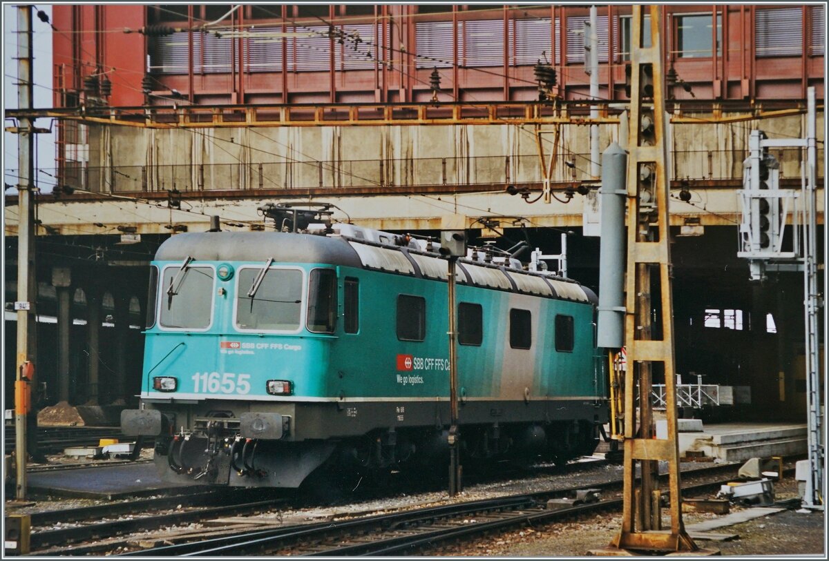 Die SBB Re 6/6 11655 in der zuerst angedachten SBB Cargo Lackierung. Die Lok steht in Basel SBB. 

Februar 2000