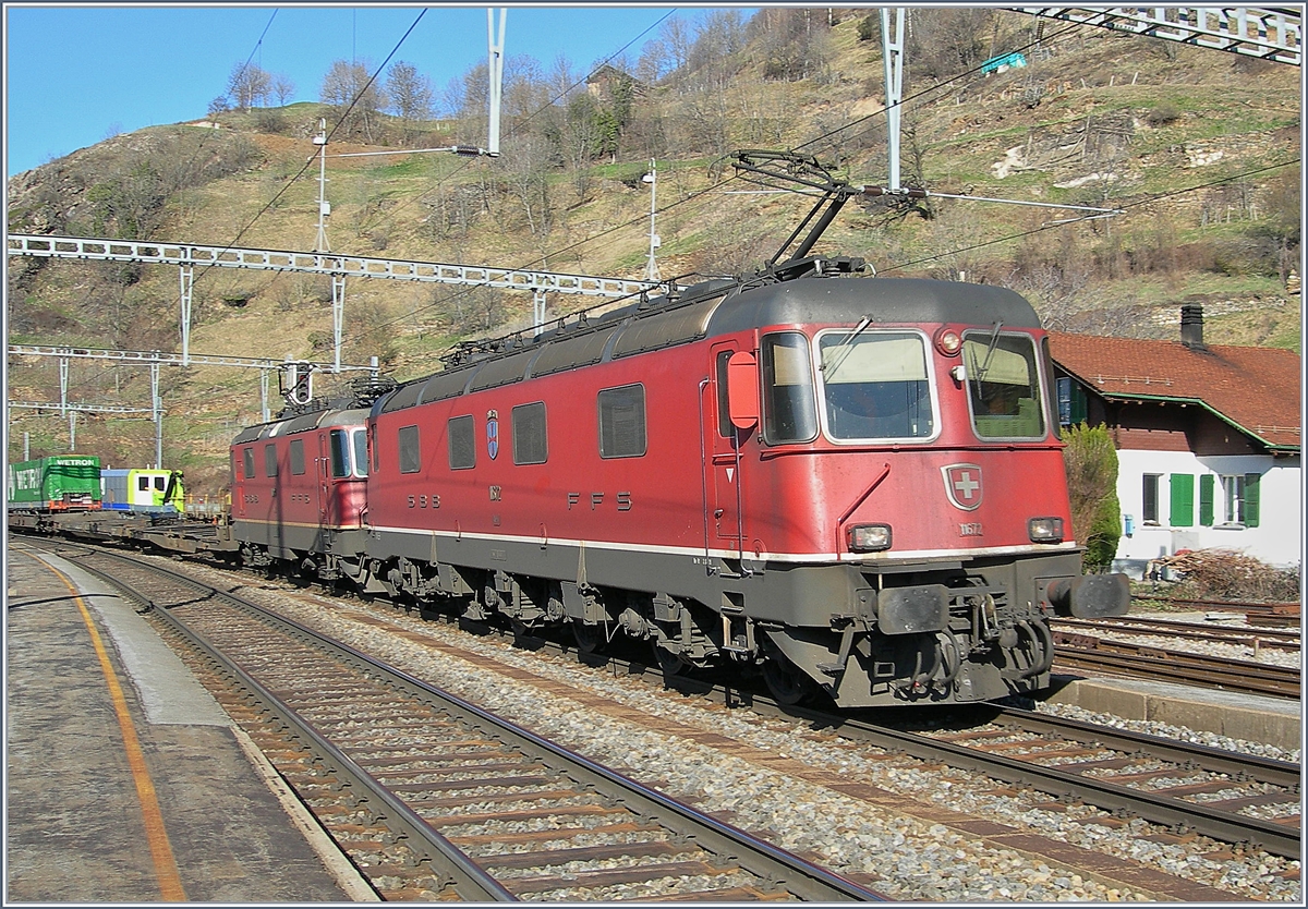 Die SBB Re 6/6 11672 mit einer Re 4/4 II / III fahren in Ausserberg mit einen Güterzug in Richtung Brig durch.
16. März 2007
