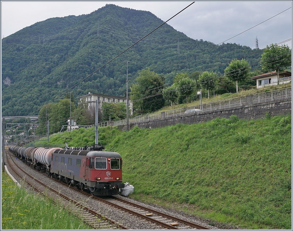 Die SBB Re 6/6 11675 (Re 620 075-2) erreicht mit einem Öl-Zug auf der Fahrt in Richtung Wallis den Bahnhof von Villeneuve. 

24. Juli 2020