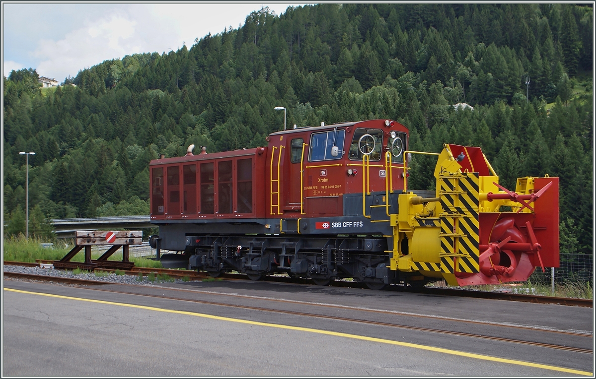 Die SBB Xrotm N° 95 (CH SBB FFS I 95 85 94 91 095-7) steht in Airolo. 

23. Juni 2016