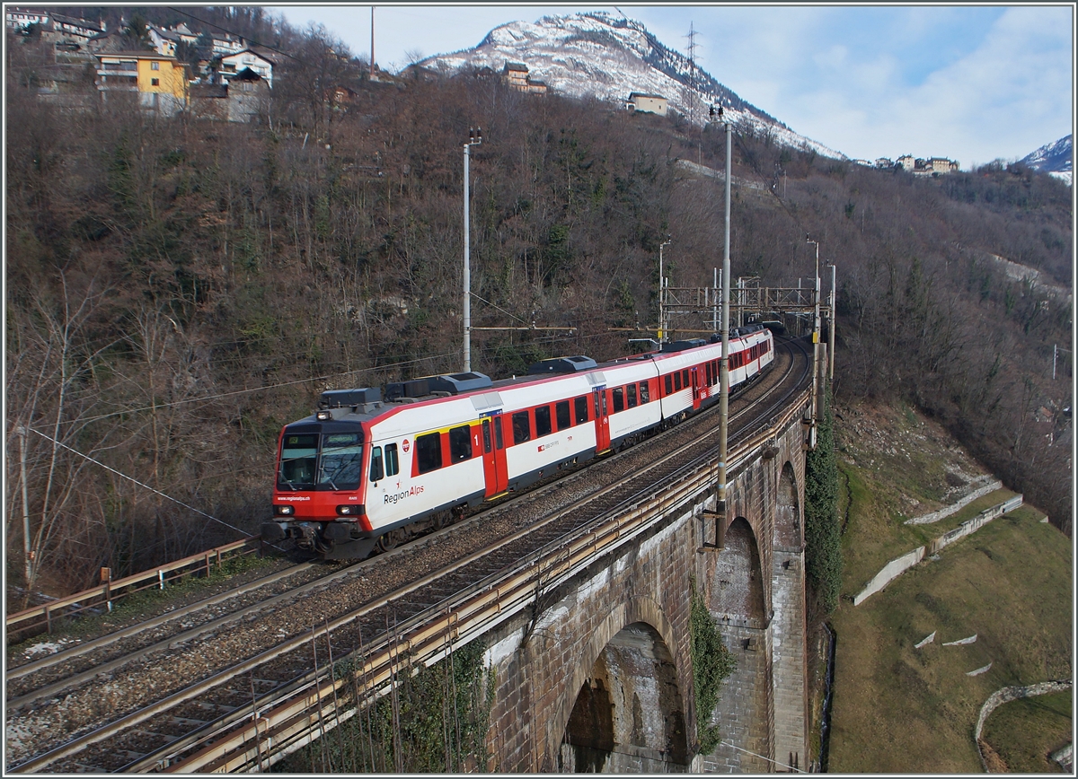Die SBB/TMR Regionalzüge werden auch für  IR -Leistungen am Simplon herangezogen. Hier erreicht der IR 3315 Preglia, (wo er jedoch ohne Halt durchfahren wird)
27. Jan. 2015
