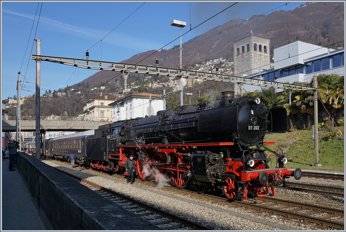 Die schöne 01 202 wartet in Locarno mit eienm langen Extrazug auf die Abfahrt Richtung Gotthard.
22. März 2018