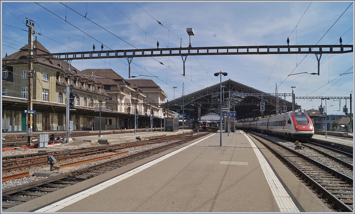 Die schweizerischen Transportunternehmen durch den starken Rückgang der Fahrgäste durch Corona den Fahrplan ausgedünnt. Während der IC1 auf die Relation Zürich - Fribourg (statt Genève - St.Gallen) gekürzt wurde fährt der IC5 bzw. die hier eingesetzten ICN weiterhin von Lausanne nach St.Gallen dürften damit zu den längsten Zugläufen im derzeitigen Schweiz Verkehr zählen. 

17. April 2020